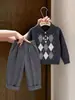 Estilo Coreano Meninos 2026 Outono/Inverno Novo Cinza Argyle Gola Polo Suéter de Tricô Conjunto de Calças Casuais