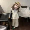 Conjunto de 3 peças para meninas 2026 estilo coreano primavera e outono, novo colete estiloso de renda com mangas compridas, calça infantil de perna larga com mangas compridas