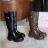 Botas femininas de couro com sola grossa, coleção outono/inverno 2026, botas de cano alto até o joelho com saltos grossos e detalhes de fivela, botas de montaria de cano alto
