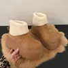 Novas botas de neve femininas, forradas com fleece, fofas e peculiares, sapatos de algodão com sola grossa, botas curtas, que aumentam a altura, super macias, peludas, sapatos casuais, 2026, estilo de inverno com bico largo