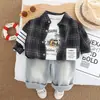 Traje de Otoño 2025 Nuevo Casual Niños Primavera y Otoño Camisa de Cuadros Manga Larga Conjunto de Tres Piezas Fábrica de Origen Venta al por Mayor