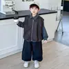 Conjunto Infantil Primavera e Outono 2026 Novo Estilo Bebê Tendência Cool Colete de Couro Roupas Meninos Outono Roupa Conjunto de Três Peças Fashion