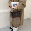 Bolsa de Ombro Retro de Luxo Feminina 2026 Outono Novo Estilo Moda Versátil Bolsa Transversal Exquisita Super Quente Bolsa de Mão