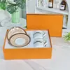 Conjunto de Café em Porcelana Óssea com Padrão de Fivela de Couro para Uso Doméstico, Conjunto em Caixa de Presente com Bule e Xícara com Pires para Chá da Tarde, Venda Direta da Fábrica de Origem, com Tampa