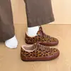 Novos sapatos femininos de outono, tênis casuais retrô alemães, sapatos femininos versáteis de sola grossa, 2026 marrom, com característica interna de aumento de altura, tecido com estampa de leopardo