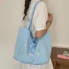 Bolso floral simple y artístico versión coreana 2026, bolso cruzado plisado fresco y delicado estilo bosque, bolso de hombro casual y relajado para ir al trabajo