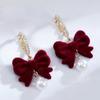 Nuevos aretes de lazo rojo flocado estilo chino con perlas y diamantes completos súper brillantes de temperamento de lujo ligero Año Nuevo Navidad aretes para mujer