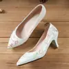 Tacones Altos de Satén Estilo Chino con Tacón de Almohada Blanca para Mujer, Nuevos 2026 Zapatos Bordados Cheongsam Hanfu, Zapatos Retro de Boda China