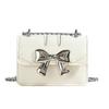 Bolso de mujer de moda personalizado de estilo coreano 2024, nuevo bolso cuadrado pequeño con mariposas, estilo occidental, mini bolso cruzado con cadena y texto.