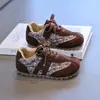 Colección Otoño 2026: Zapatillas de entrenamiento retro florales versátiles estilo coreano para niñas, con un diseño casual con cierres de velcro