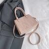 Design de nicho de estilo ocidental plissado portátil pequeno saco quadrado 2024 outono nova moda vintage textura ombro mensageiro bolsa