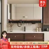 Nuevo mueble de baño de estilo minimalista con lavabo integrado de cerámica, armario espejo multifuncional de almacenamiento y combinación de madera maciza