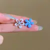 Brincos Assimétricos Flor de Duas Cores Tinta Spray Prata Pequenos Simples Versáteis Moda para Ir ao Trabalho Brincos Frescos para Mulheres