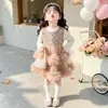 Conjunto de vestido princesa outono com laço estilo coreano para meninas 2026 novo estilo vestido de duas peças inspirado em Chanel atacado de roupas infantis