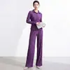 Conjunto feminino de outono com toque de luxo, apresentando uma jaqueta-camisa de manga longa que afina a cintura e calças retas com textura fluida, conjunto de duas peças