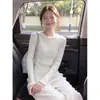Camiseta base de punto suave con cuello redondo y volantes, manga larga, para mujer, principios de otoño, de alta gama, extremadamente elegante, adelgazante y adecuada para ir al trabajo