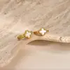 Brincos de Aço Inoxidável com Pérola e Diamantes em Forma de Trevo de Quatro Folhas, Estilo Europeu e Americano, Sensação de Luxo Leve e Alto Padrão, Banhado a Ouro 18K, Clipe de Orelha/Acessórios de Orelha que Não Desbotam