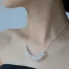 Colar de Cristal Branco Transparente com Design de Nicho, Toque de Luxo Leve e de Alta Qualidade, Corrente de Clavícula Fashion para o Dia a Dia, Acessório de Pescoço Elegante para Mulheres