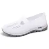 Zapatos de Mujer Verano Transfronterizo Talla Grande Transpirables Zapatos de Tela de Pekín Antiguo Cómodos Ligeros Zapatos Casuales Zapatos de Madre de Mediana Edad y Anciana Venta al por Mayor