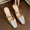 Nova coleção de verão 2026: sandálias mule femininas de bico aberto com bico quadrado, saltos grossos e design de chinelo, perfeitas para usar ao ar livre