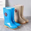 Botas de lluvia de caña alta de moda para invierno, zapatos impermeables engrosados para mujer, botas cortas resistentes al desgaste y forradas de felpa