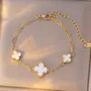 Pulseira de Aço Titânio Trevo de Quatro Folhas Três Flores para Mulheres, Venda Quente Transfronteiriça, Pérola do Mar 18K Dupla Face, Pulseira Colorida de Luxo Leve Venda por Atacado