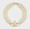 Collar de perlas multicapa Emperatriz del Oeste, diseño de nicho de lujo ligero, estilo francés de alta gama, colgante de Saturno, accesorio moderno y versátil