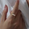 Anillo de Estilo Minimalista Personalidad Nicho Ins Estilo Genial con Diseño de Conchas Marinas Blancas Moda Acero de Titanio Anillo Chapado en Oro