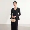 Top de cárdigan tejido, estilo elegante y suave, cuello en V, mangas largas, diseño que ciñe la cintura, bajo con volantes, estiloso y chic, camiseta inspirada en Miyake