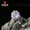 Novo anel de ágata translúcida cor de jade e violeta com uma nova cravação estilo chinês e um pequeno cabochão de ágata em formato de pomba