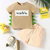 Traje Nuevo de Verano para Niños 2026 con Bordado de Dinosaurio de Dibujos Animados Lindo Camiseta de Manga Corta y Pantalones Cortos a Rayas Conjunto de Dos Piezas