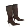 Novedad Otoño/Invierno 2026 Moda Versátil Hebilla Marrón Punta Fina Sexy Tacón de Aguja Alto Elegante Cierre Lateral Botas Altas hasta la Rodilla