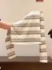 Otoño temprano 2026 nuevo estilo coreano alta inteligencia color contrastante a rayas versátil holgado adelgazante cuello redondo manga larga camiseta A14013