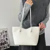 Bolsa de mano tipo tote popular de estilo coreano para mujer de este año, nueva llegada Otoño 2026, bolso tejido de color liso de un solo hombro, para ir al trabajo, bolso de axila