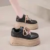 Parte superior de piel, suela de plataforma, zapatillas blancas, estilo coreano, versátiles y a la moda para personas bajitas, nuevos zapatos de moda callejera primavera 2026