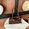 Bolso pequeño popular transfronterizo con remaches para mujer, nuevo bolso cuadrado pequeño de moda versátil 2026 para el hombro, bolso de hombro retro para commuting