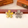 Brocado Song de cinco pétalos de flor de cerezo acabado en el pecho puntada colorida tela de brocado Song broche de flor de cerezo de aleación accesorios de ropa de estilo antiguo lote mixto