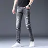 Pantalones vaqueros rotos de alta gama de primavera y otoño para hombre, pantalones ajustados ajustados, pantalones casuales de marca de moda de mendigo, pantalones de estilo coreano a la moda.