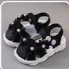 Novas Sandálias para Meninas Sapatos de Princesa Solado Macio Moda Versátil Estilo College Verão Menina Pequena Sapatos de Dedo para Praia Atacado