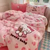 Fofo conjunto de roupa de cama de quatro peças com bordado de gato KT em veludo de leite para outono e inverno, capa de edredom espessa de veludo coral e conjunto de lençol de três peças