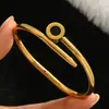 Mayoristas Transfronterizos Europeos y Americanos Fabricantes de Broches Joyería Fina para Mujer, Pulsera de Acero de Titanio Color Dorado que No se Desvanece