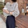 Camisa Versátil Listrada Artística Retrô Estilo Francês, Novo Modelo Outono 2026, Caimento Solto Emagrecedor, Gola Redonda, Manga Longa, Camisa com Amarração