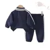 Conjunto de Outono/Inverno 2026 para Meninos Novo Estilo Coreano Urso de Desenho Animado Listrado Esportivo Manga Longa Calça Longa Conjunto de Duas Peças para Bebês Meninos
