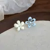 Brincos coreanos pequenos e frescos de cores contrastantes, com floreszinhas doces e requintadas, novos 2025, assimétricos, estilo girl heart, brincos femininos