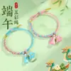 Lu 2026 Nuevo Producto Festival del Bote del Dragón Cuerda de Cinco Colores Borlas Hechas a Mano Colgante de Zongzi Pulsera para Niños Estilo Pareja Cuerda de Mano para el Festival del Bote del Dragón
