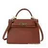 Nuevo bolso Kelly transfronterizo de gran capacidad con estampado de lichi, bolso de mano de moda para el trabajo, bolso cruzado de color sólido con hebilla de bloqueo