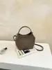 A mais recente bolsa de mão retrô, moderna e estilosa para mulheres, é um item quente no mercado internacional.. É uma bolsa tipo balde de grande capacidade que pode ser carregada como bolsa de ombro ou bolsa transversal, e é versátil o suficiente para combinar com qualquer roupa.