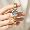 Reloj Goldie Fresh Blue de Perla Madre Redondo Pequeño con Cadena de Metal Nicho Suave para Viajes Diarios Resistente al Agua de Cuarzo para Mujer