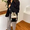 Bolso de mujer de nicho de alta gama primavera 2026 nuevo diseño de moda versátil acolchado con cadena al hombro bandolera tipo cubo