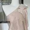 Blusa de Tencel con Capas de Volantes, Cinta y Diseño de Hombro Asimétrico